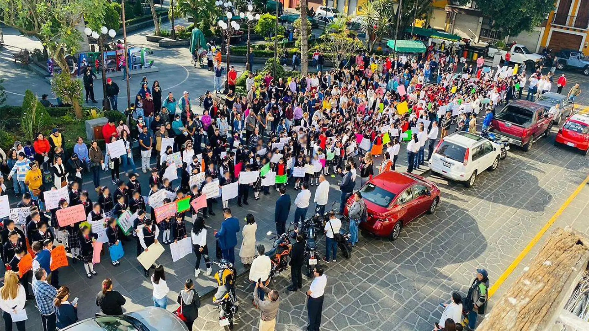 Manifestación en primaria de Coatepec